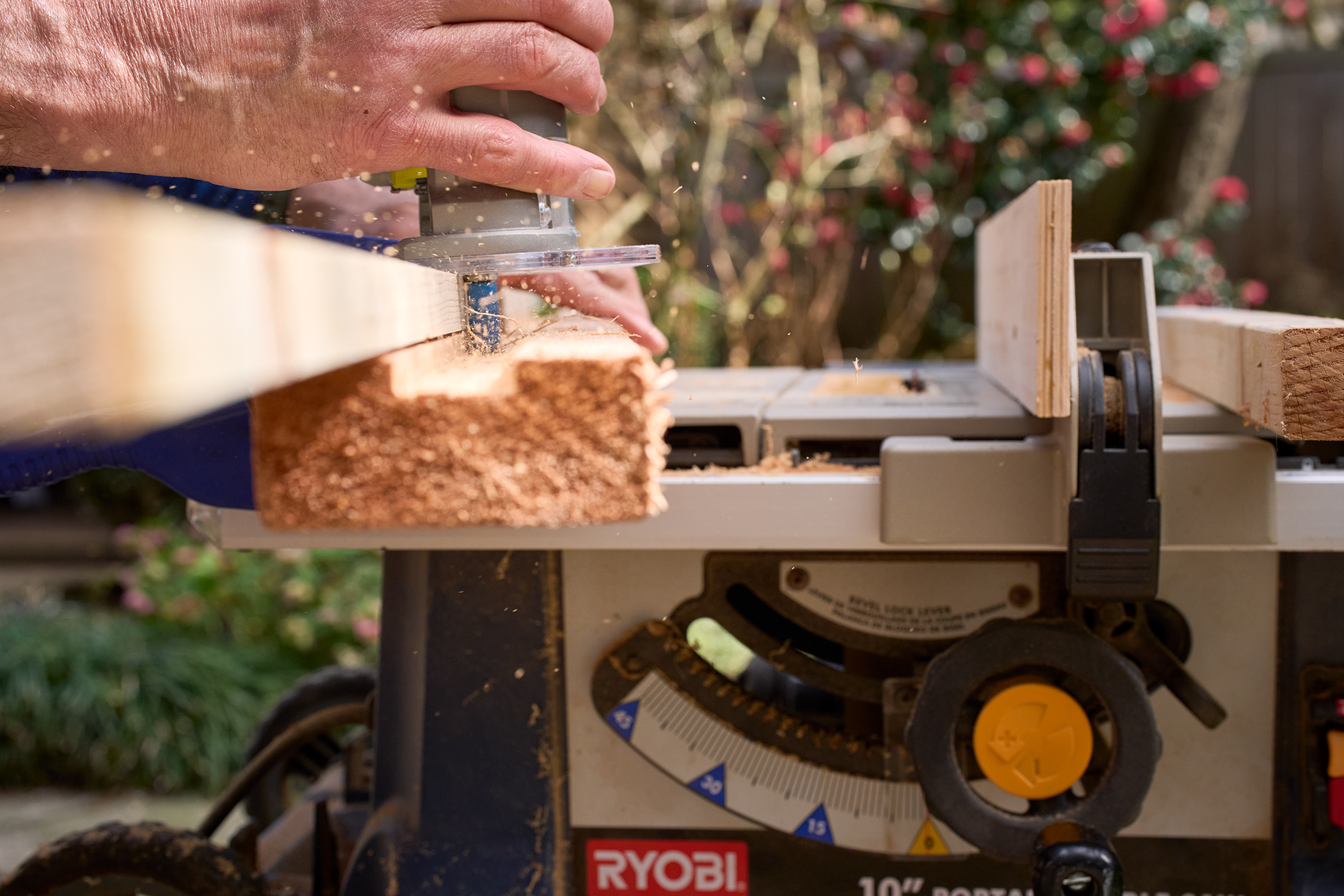 Router dust during woodworking